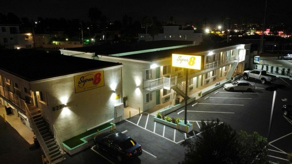 Super 8 By Wyndham Oceanside Downtown Hotel Exterior foto