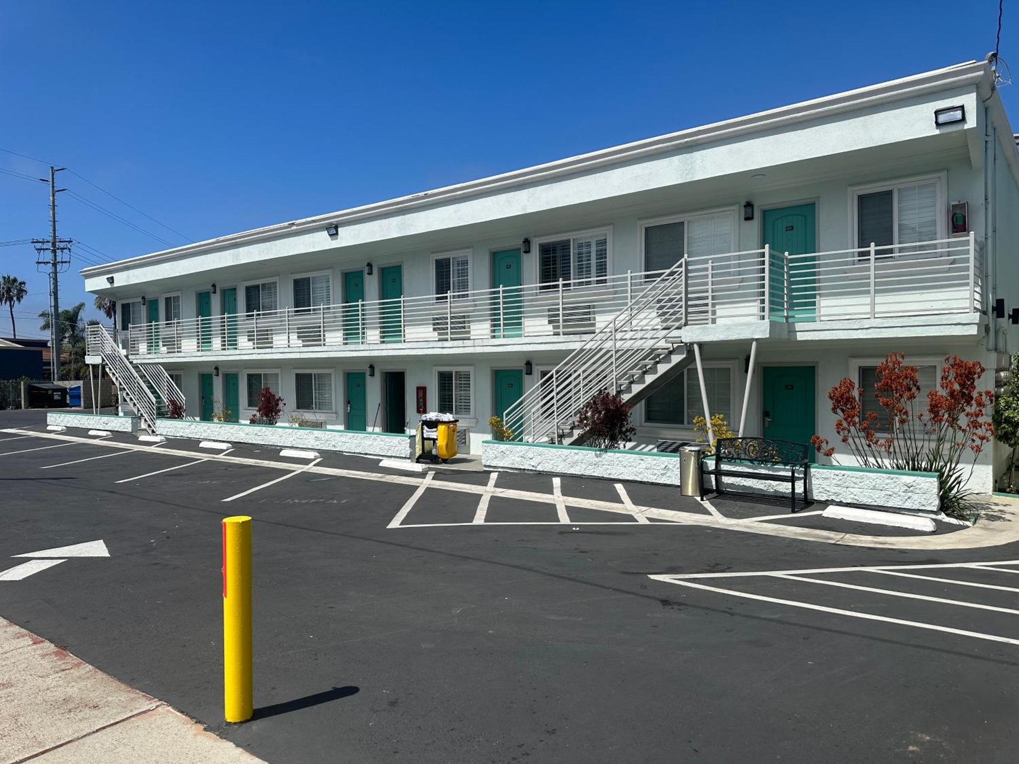Super 8 By Wyndham Oceanside Downtown Hotel Exterior foto